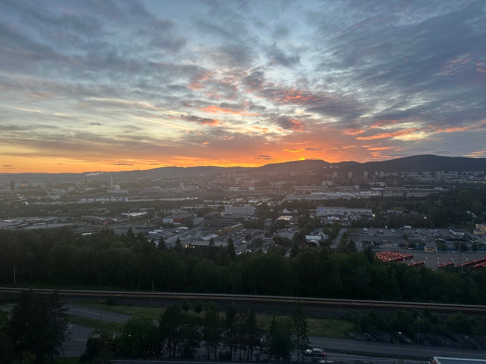 Tenk deg å lene deg tilbake og nyte en varm, gyllen solnedgang med denne utsikten! (Selgers private bilde) Galleribilde