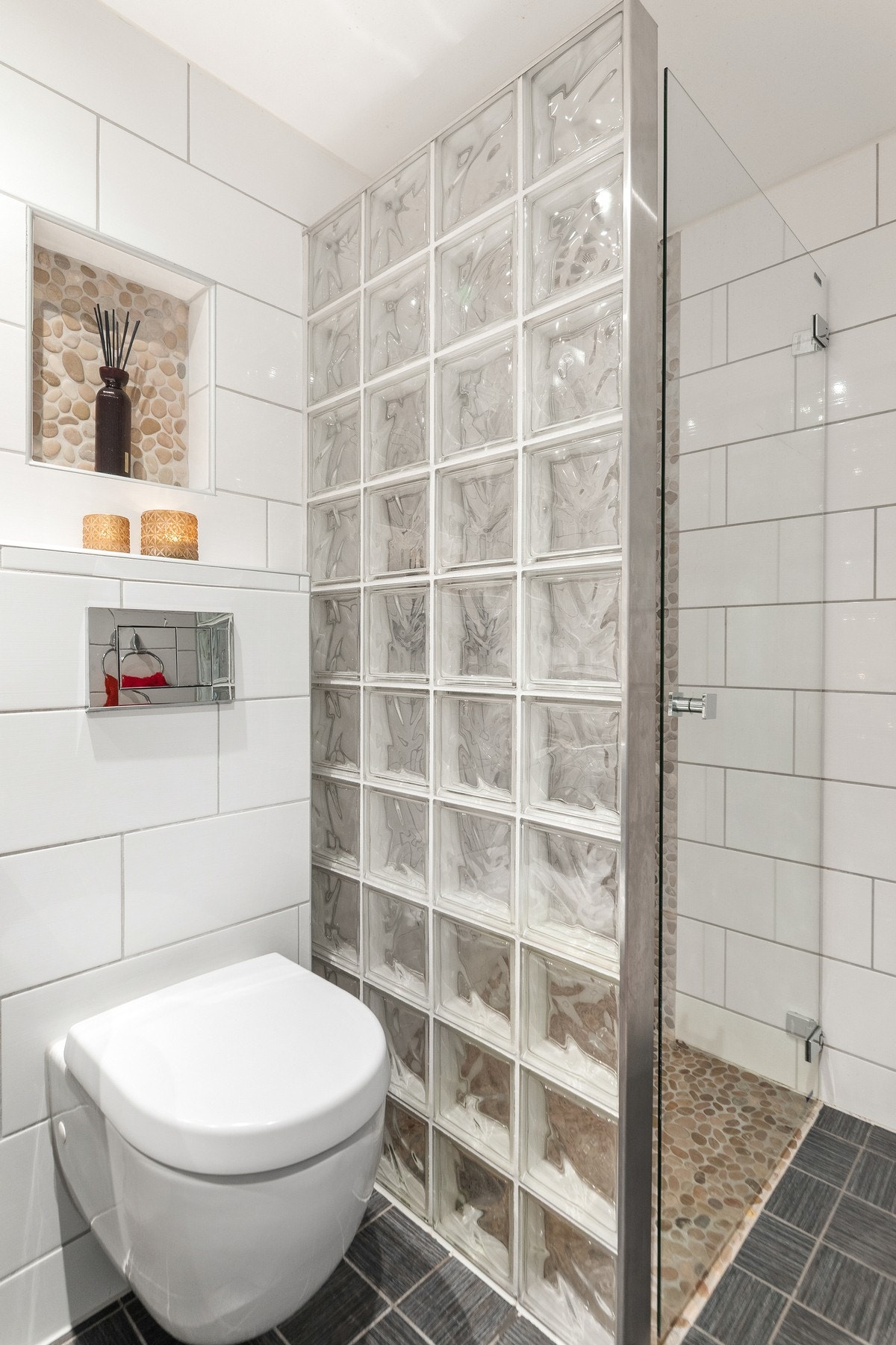 Badet er utstyrt med vegghengt toalett, dusjnisje og servant, samt opplegg for vaskemaskin. Rommet fremstår som praktisk og godt tilrettelagt for daglig bruk. Galleribilde