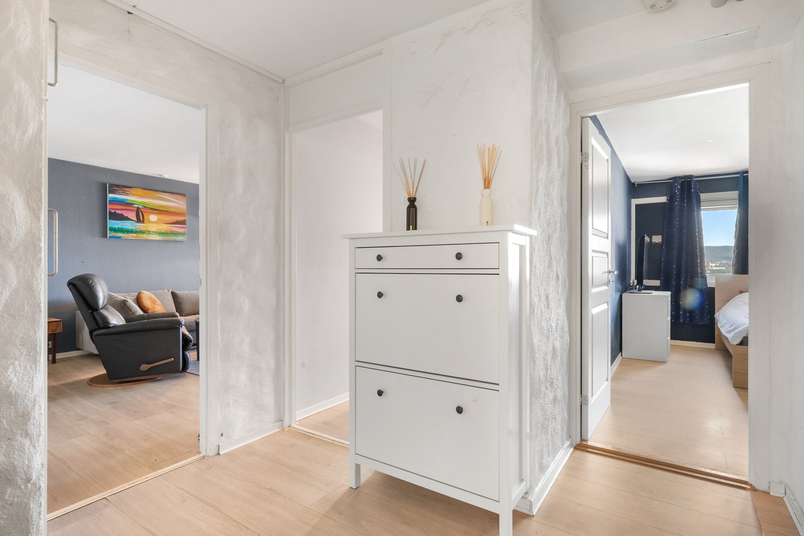 Fra gangen når du alle rom i boligen, noe som gir en praktisk og oversiktlig planløsning. Galleribilde