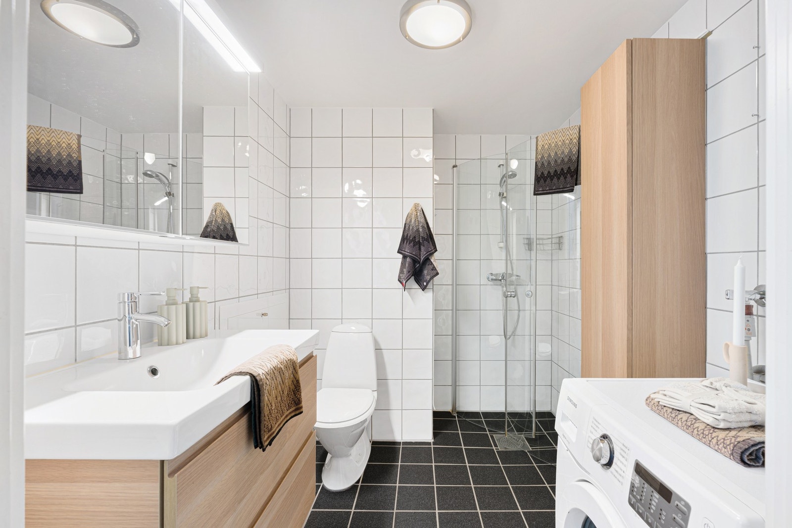 Lyst og pent baderom med flott innredning. Galleribilde