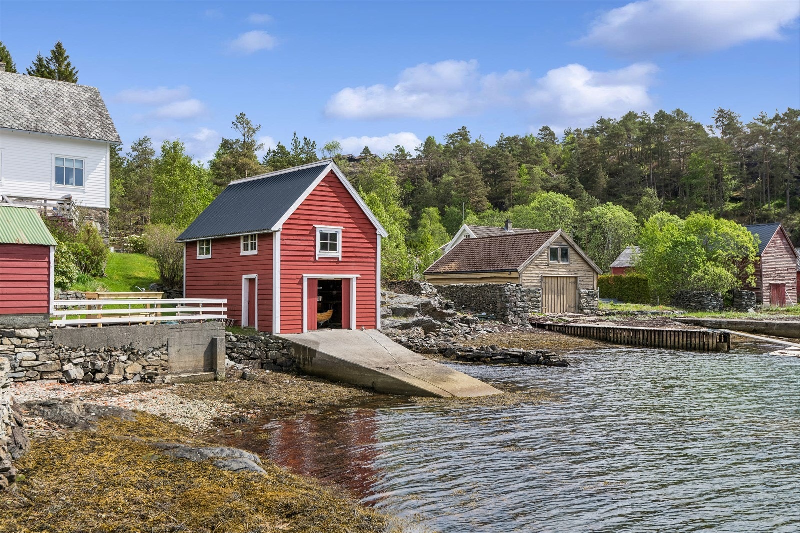 Stort naust på 54 kvm med slipp. Galleribilde