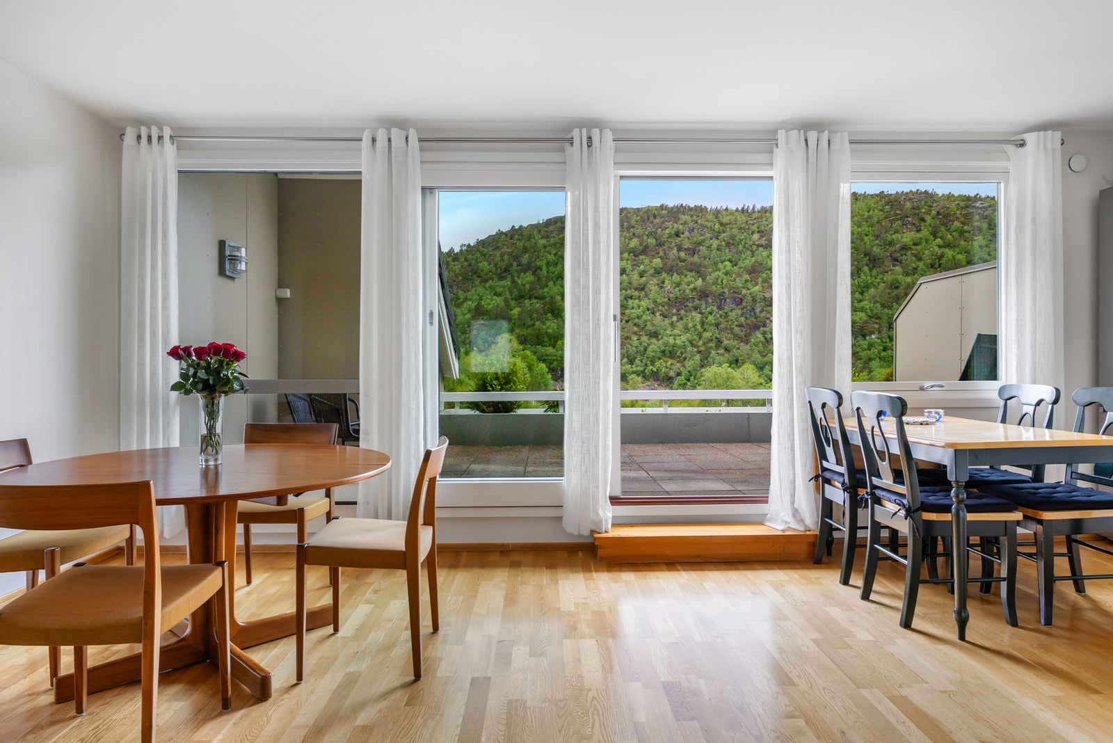 De store vinduene gir rikelig med lysinnslipp Galleribilde