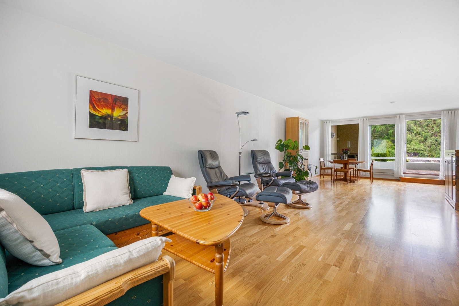 Stue med meget god plass til ulike sittegrupper Galleribilde