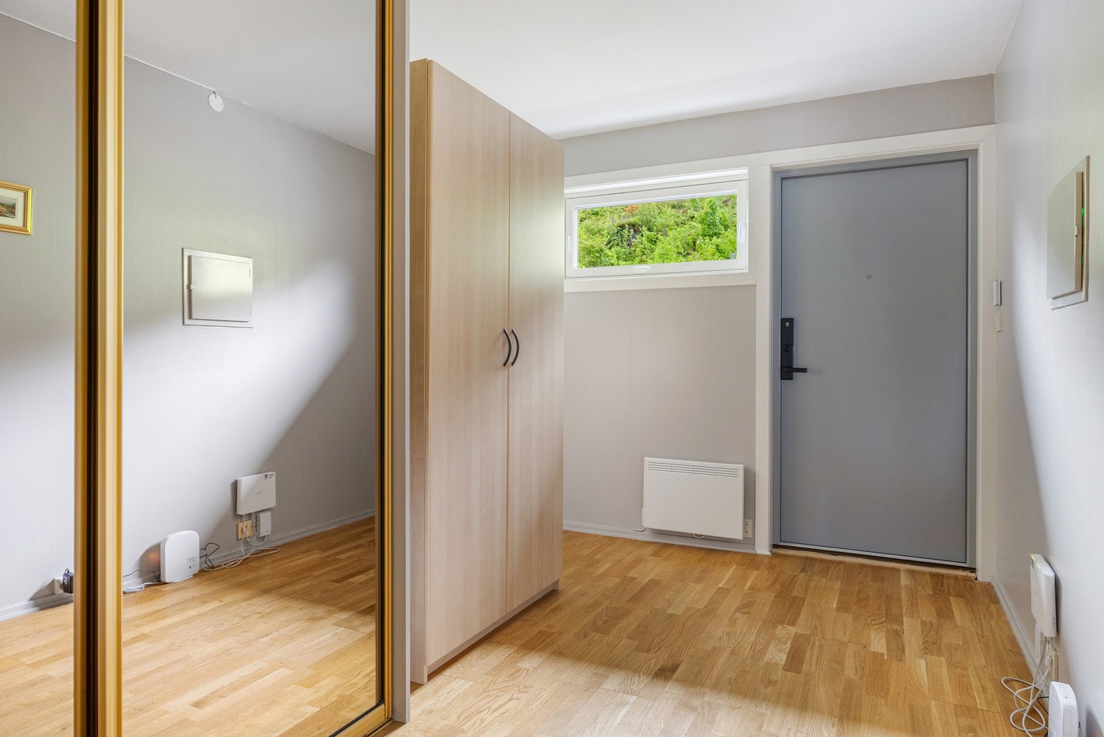 Du ønskes velkommen inn i en stor entre, med trappefri adkomst via heis fra garasjen. Ny panelovn 2017 Galleribilde