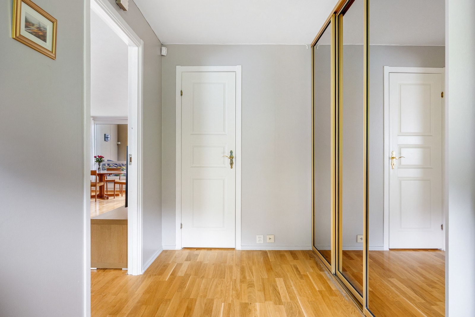 Fra gangen har man tilkomst til et praktisk mindre WC og resten av 4. etg Galleribilde
