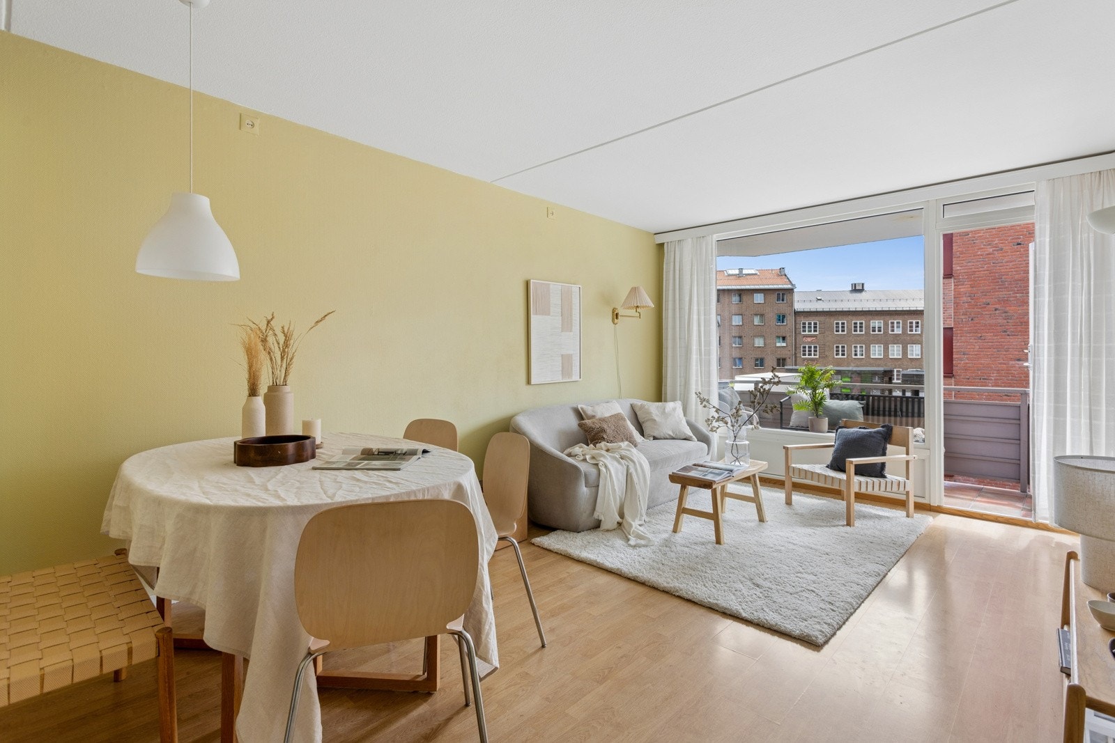 Stuen har god plass til både sofagruppe og spisestue Galleribilde