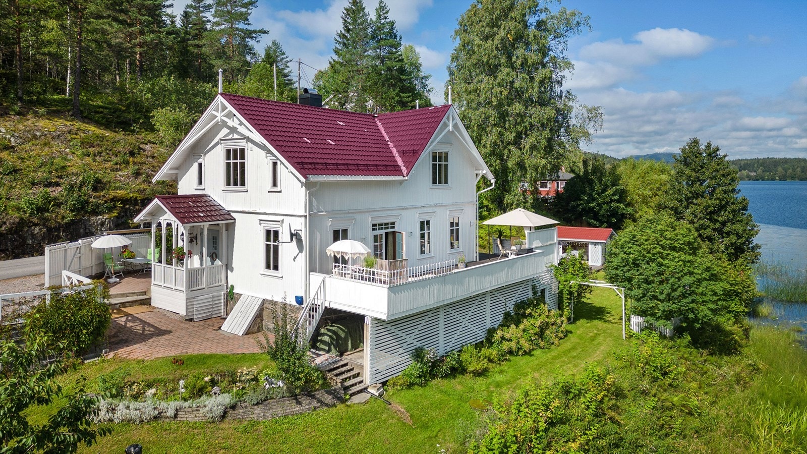 Her bor man i pakt med naturen og kan nyte solen fra morgen til kveld i rolig og tilbaketrukket hage. Ingen boplikt! Galleribilde