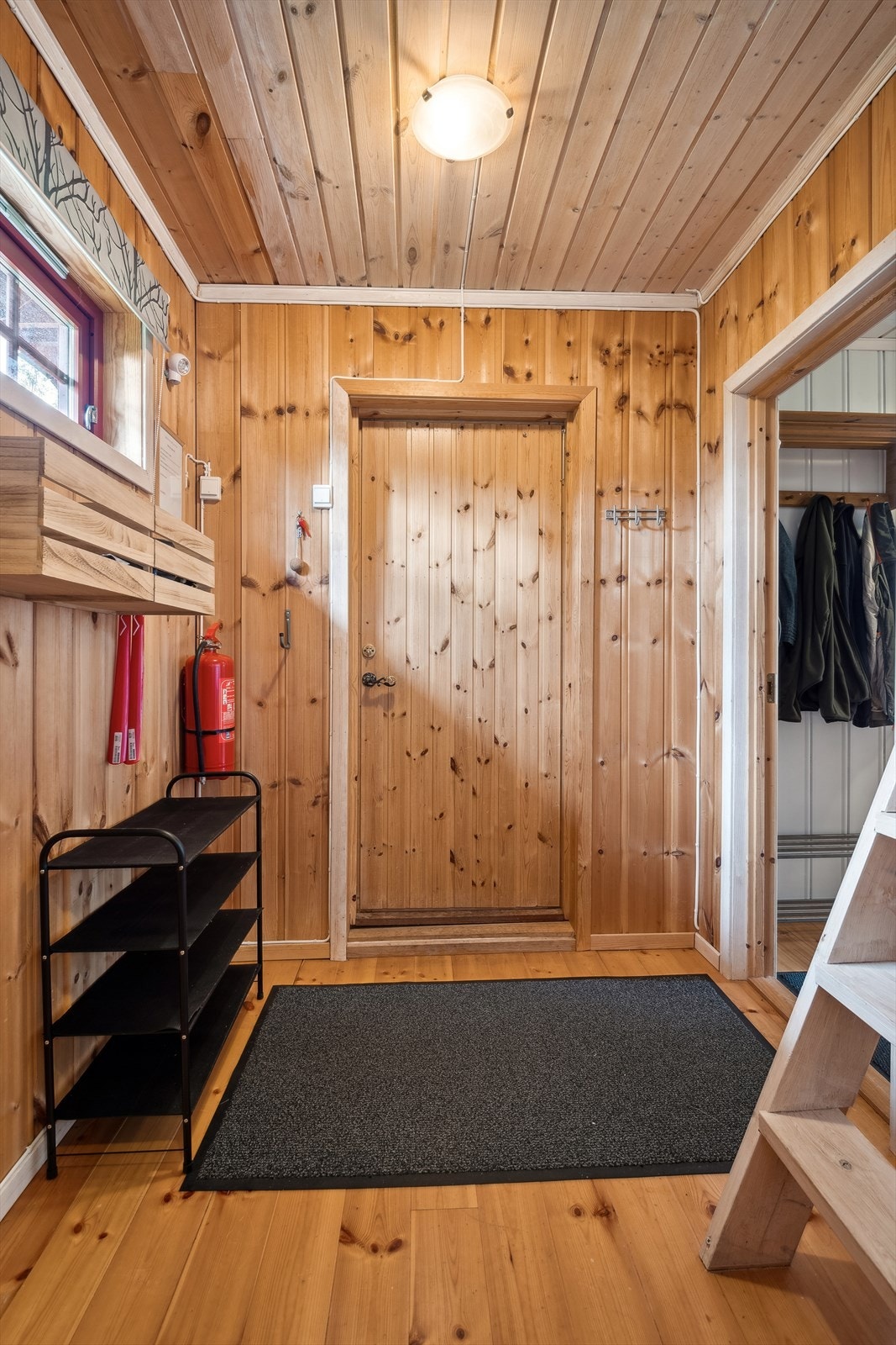 Entréen har god plass til å henge fra seg yttertøy og sette fra seg sko. Galleribilde