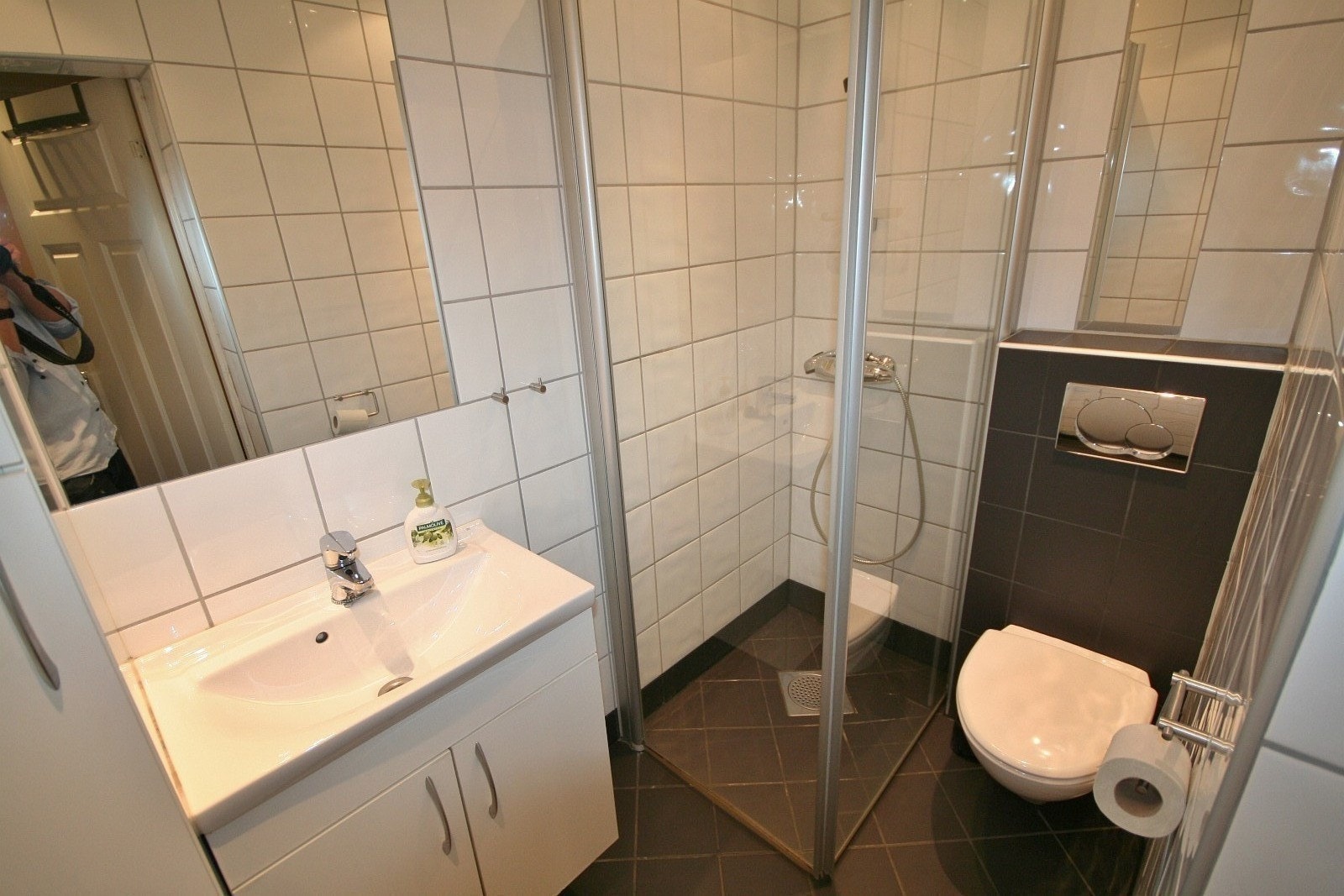 utenfor badet er det plass til vaskemaskin Galleribilde