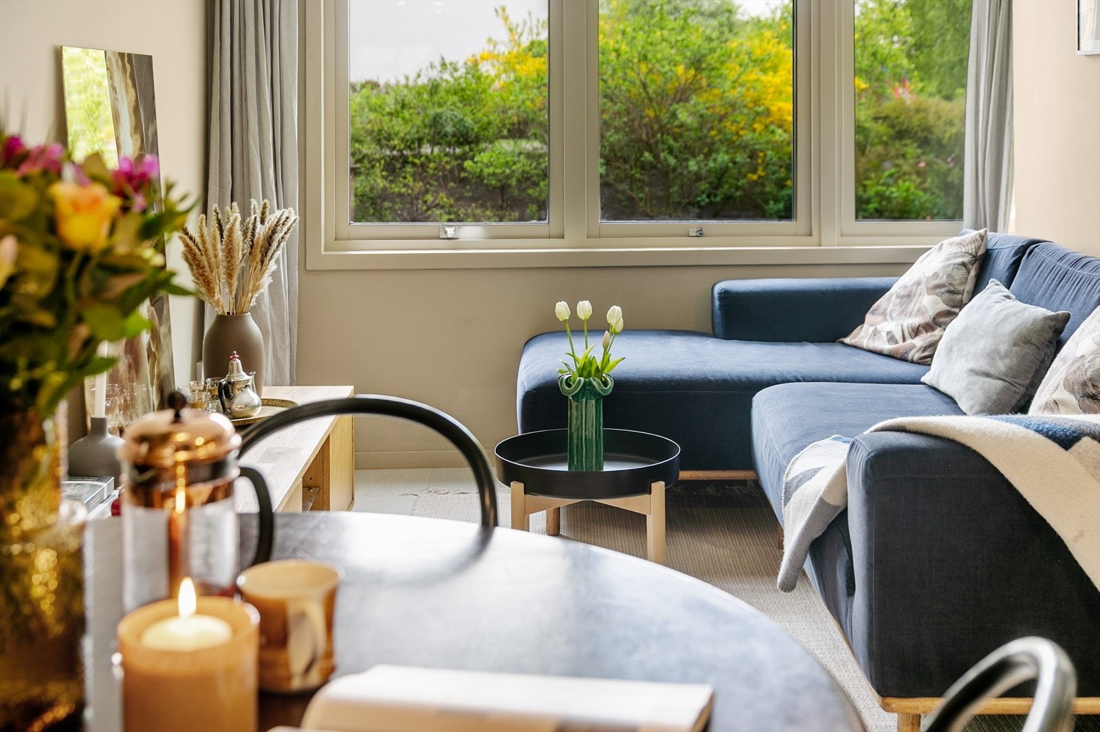 Det er god plass til en stor sofagruppe med tilhørende møblement. Galleribilde