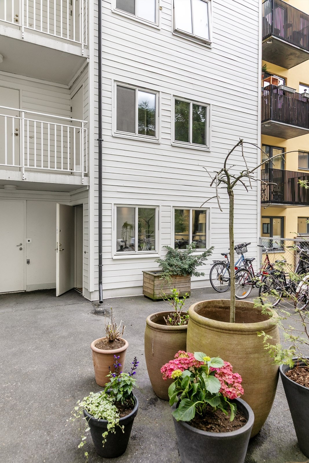 Leiligheten har egen inngang i bakgården. Galleribilde