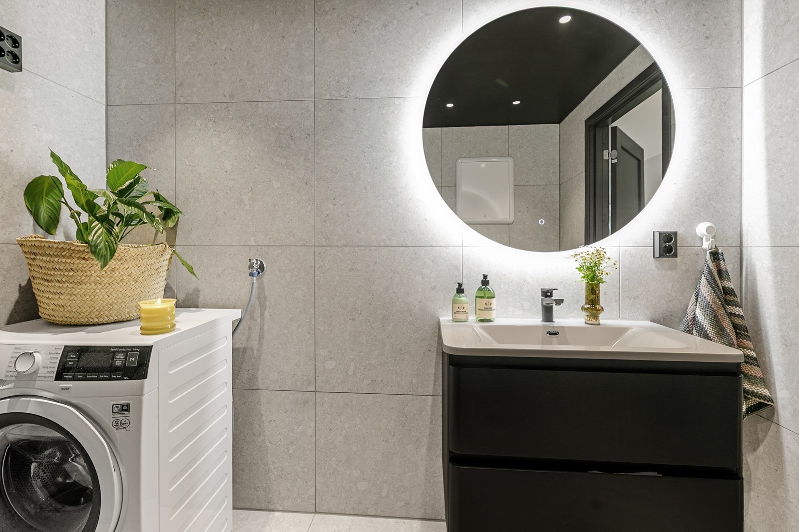 Badet er flislagt i 60x60 fliser, det er varmekabler og opplegg for vaskemaskin. Galleribilde