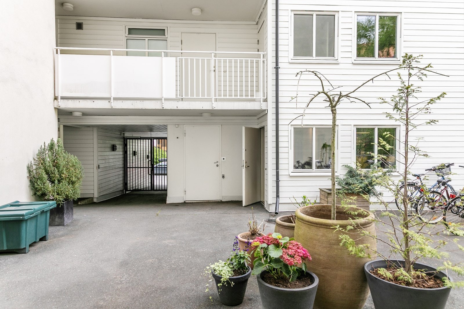 Koselig bakgård med sykkelparkering. Galleribilde