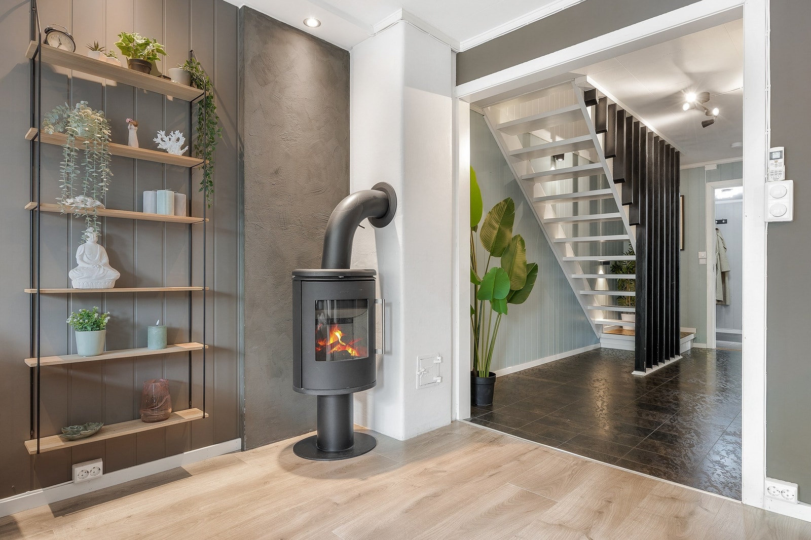 En moderne vedovn sørger for ekstra varme og hygge på kalde dager. Galleribilde
