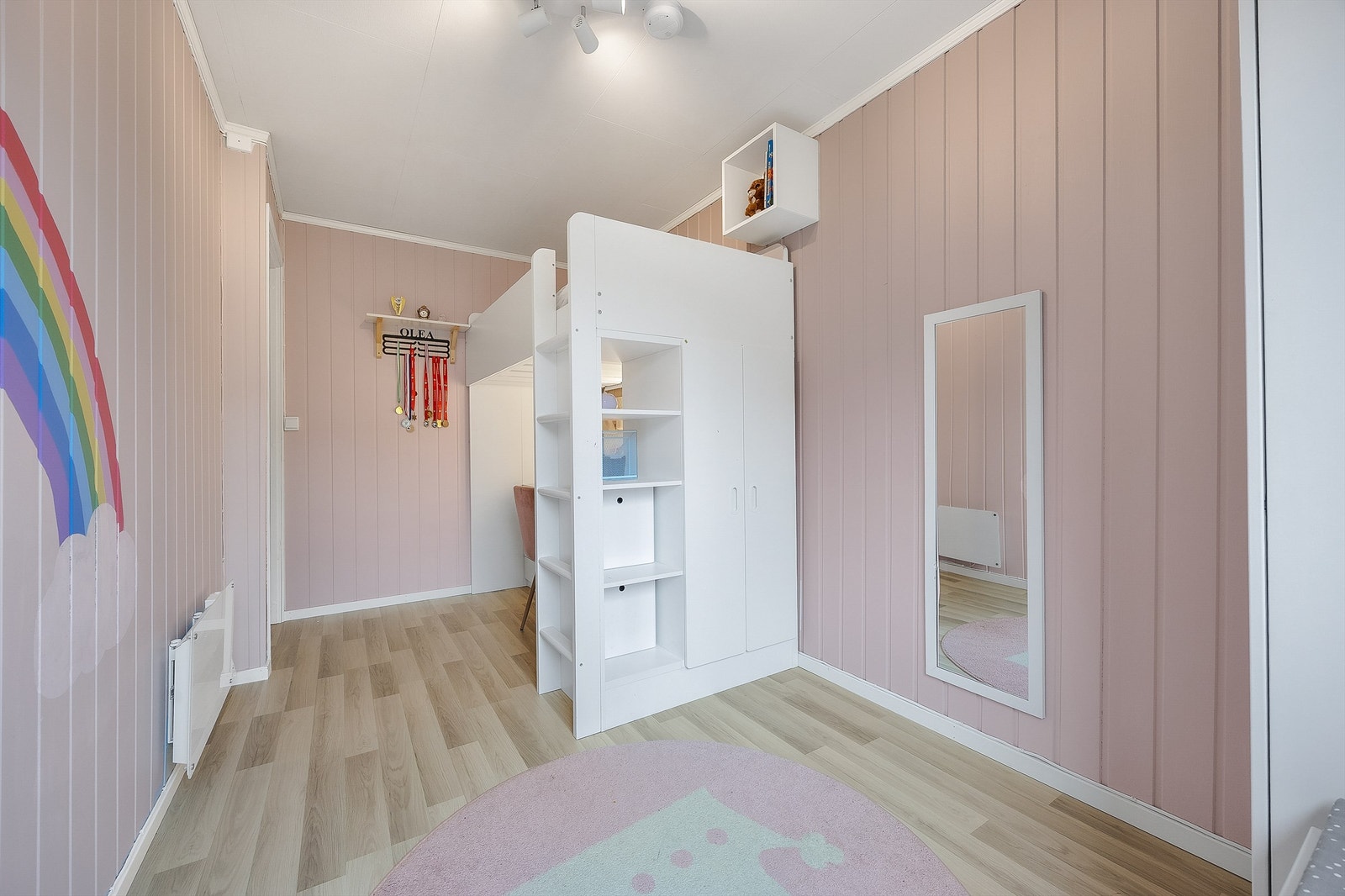 Soverommet har god gulvplass til lek og aktivitet. Galleribilde