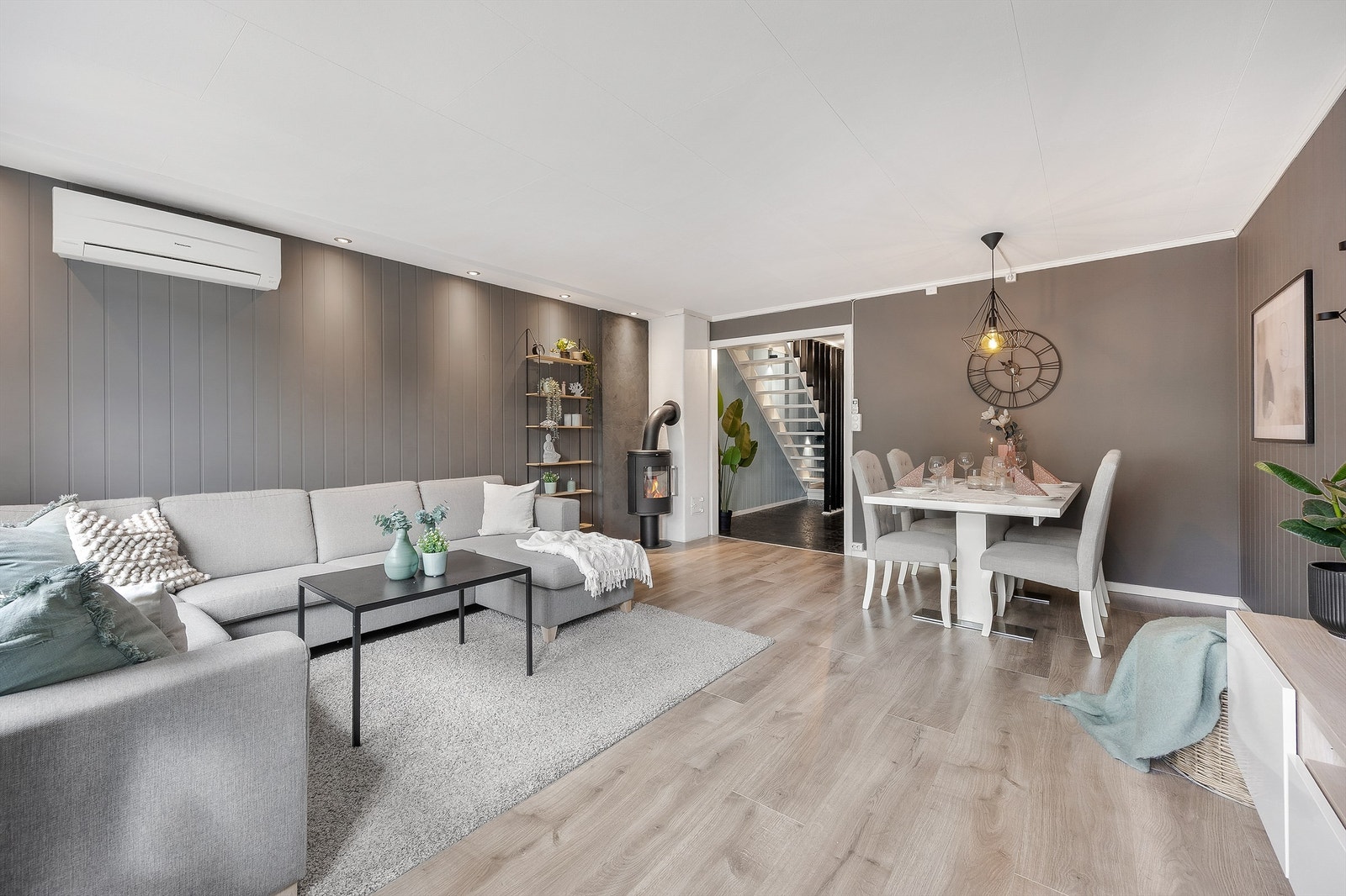 Stuen har en åpen løsning med god plass til både sofagruppe og spisebord. Galleribilde