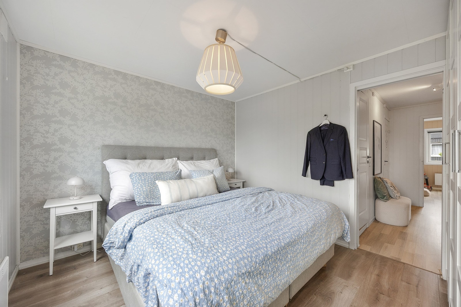 Rommet har god plass til dobbeltseng og nattbord. Galleribilde