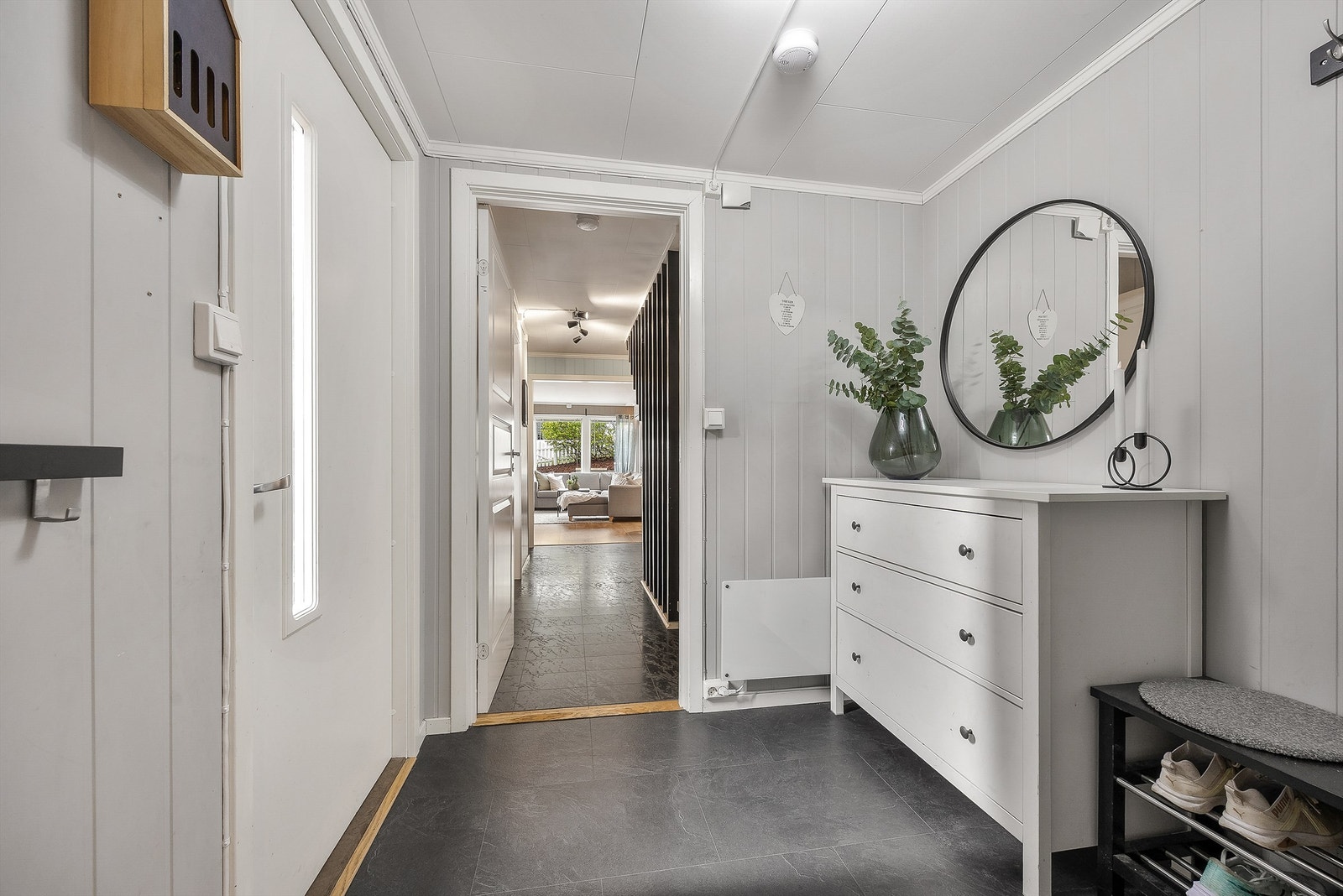 Fra entreen er det direkte tilgang til boligens sosiale sone i første etasje. Galleribilde