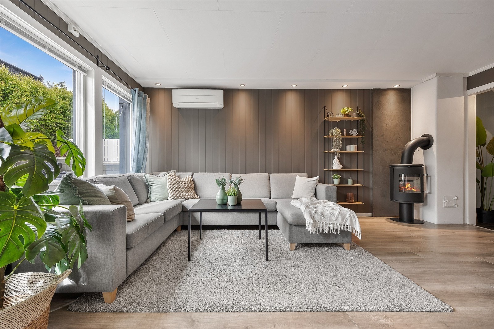 Store vindusflater gir godt med dagslys inn i stuen. Galleribilde