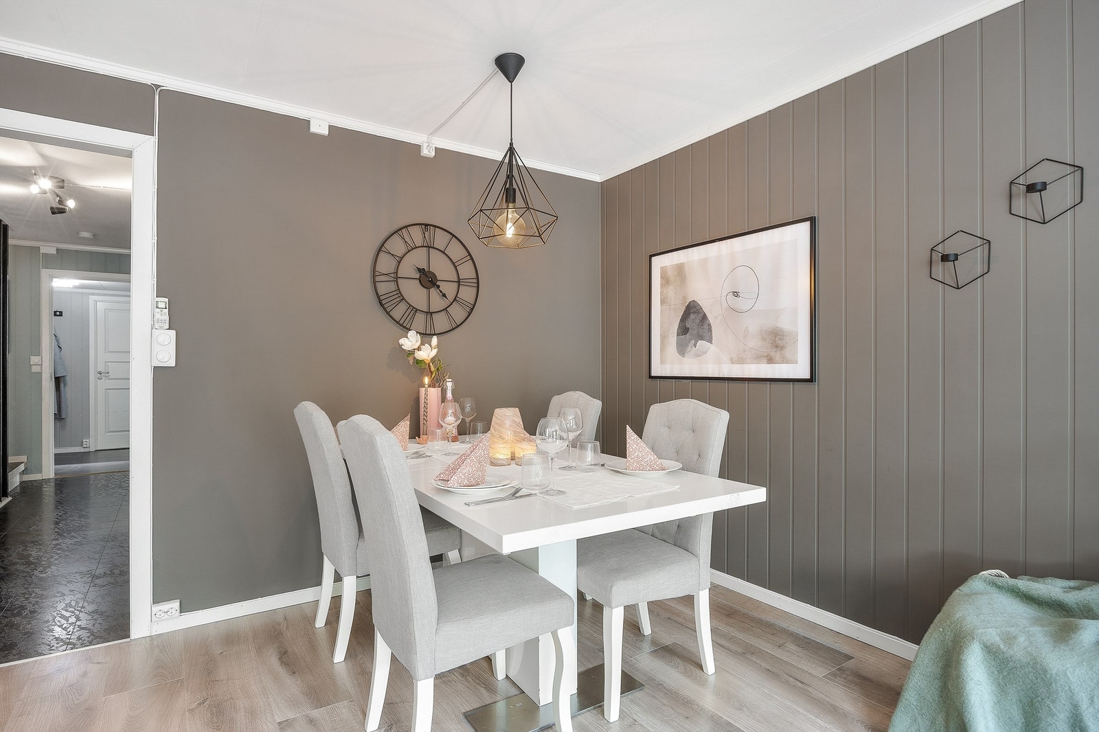 God plass til et langbord i spisestuedelen. Galleribilde