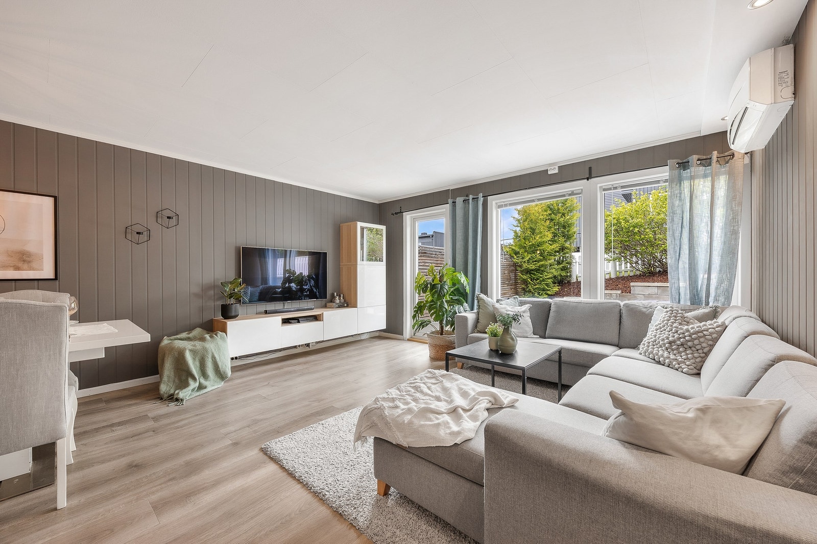 Sofakroken er plassert slik at man kan nyte utsikten mot hagen. Fra stuen har man adkomst til terrassen og hagen. Galleribilde