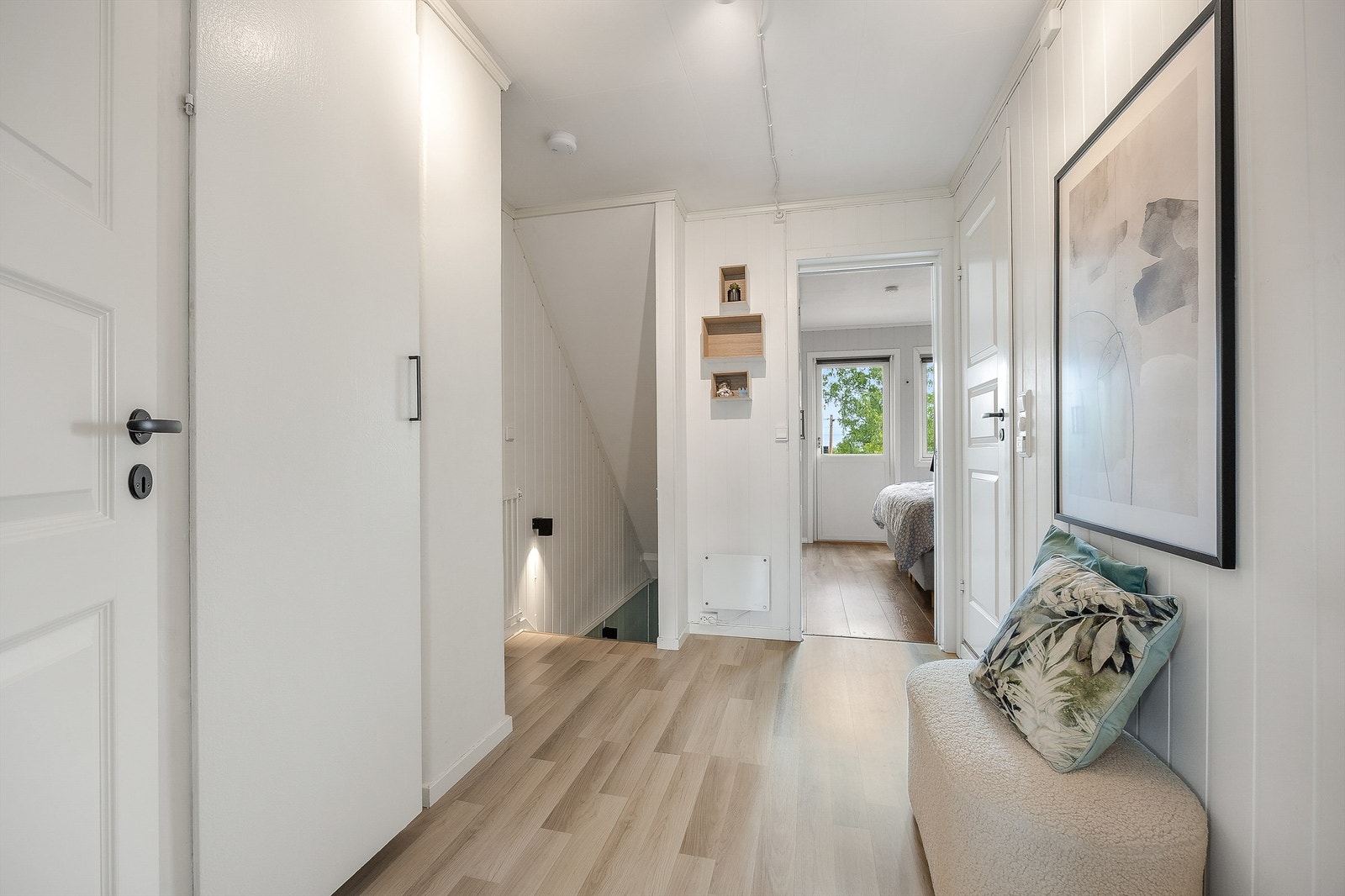 Hallen i andre etasje fordeler tilgang til tre soverom og bad. Galleribilde