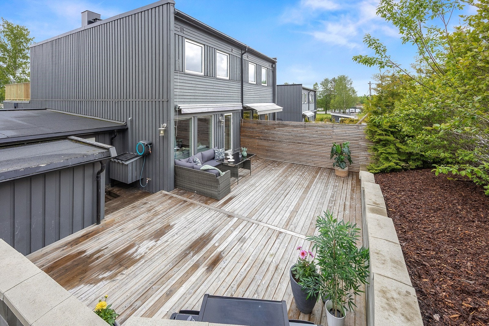 Stor markterrasse med god plass til både sittegruppe og grill. Galleribilde