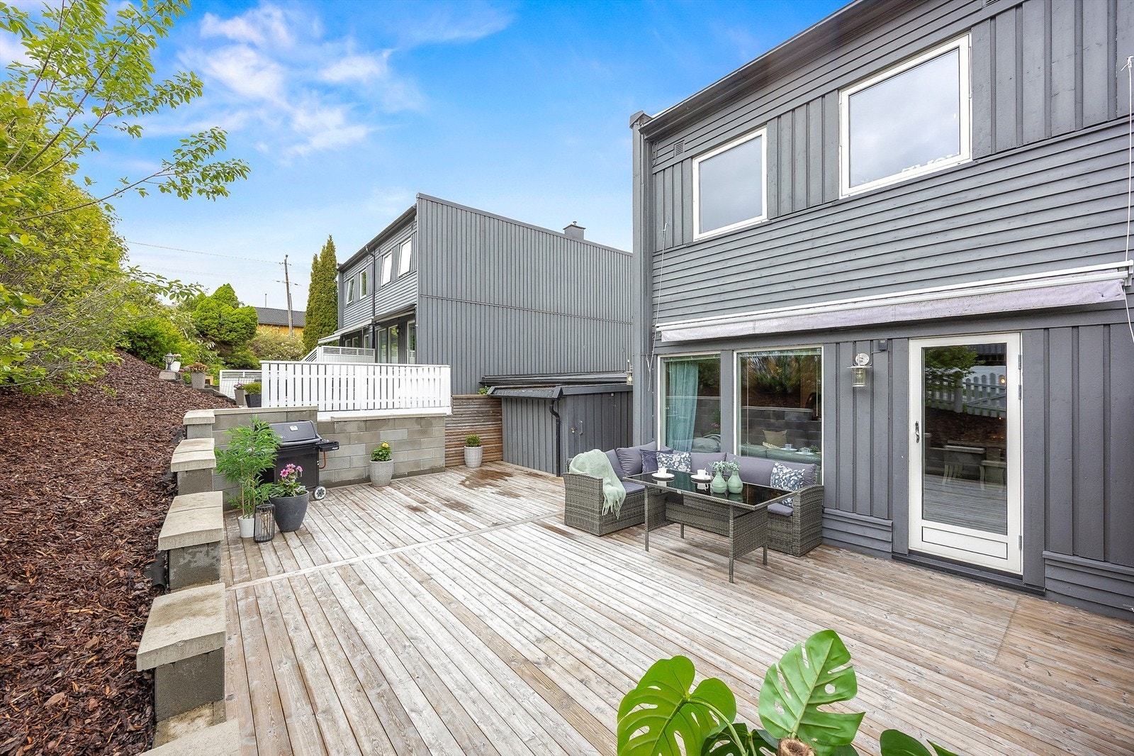 Boligen har en stor, privat markterrasse med utgang fra stuen, og er den eneste i borettslaget med takterrasse. Galleribilde