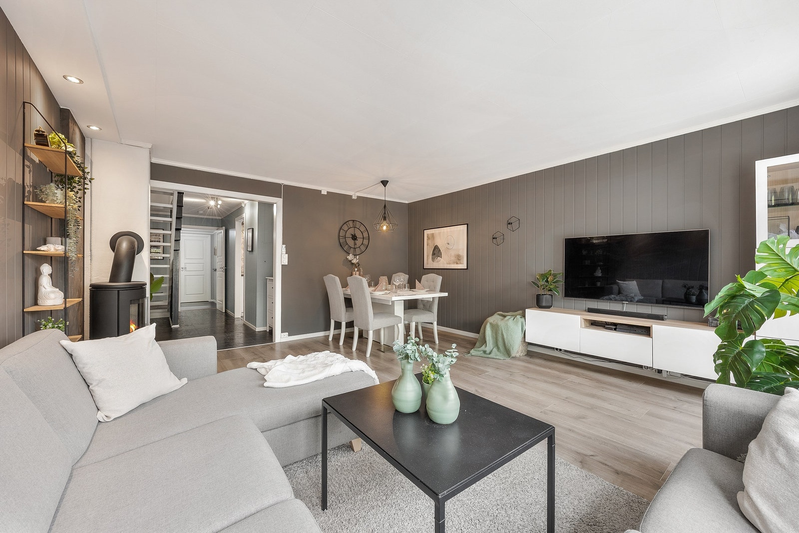 Fra stuen ser man tilbake mot hallen og trappen til andre etasje. Galleribilde