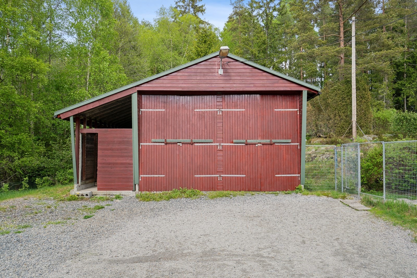 Stor, frittstående garasje med god plass. Galleribilde