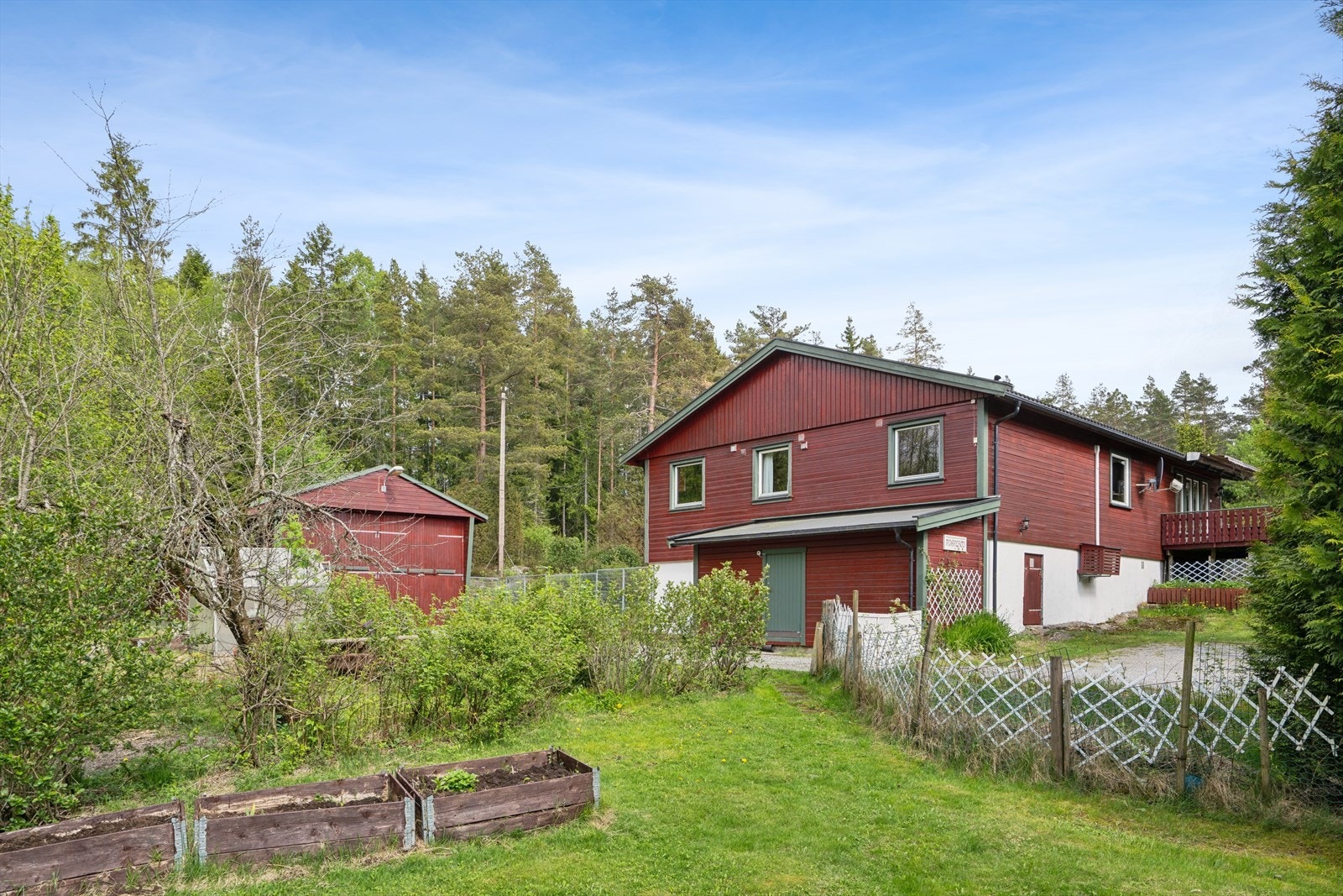 Tomten er inngjerdet, noe som er praktisk hvis man for eksempel har dyr. Galleribilde