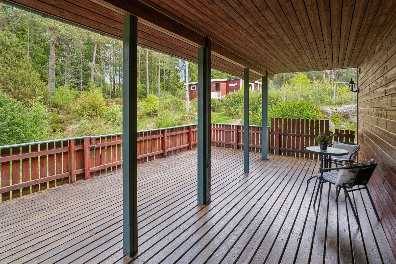 Ved inngangspartiet er det en overbygd terrasse (ikke godkjent) på cirka 32 kvadratmeter. Galleribilde