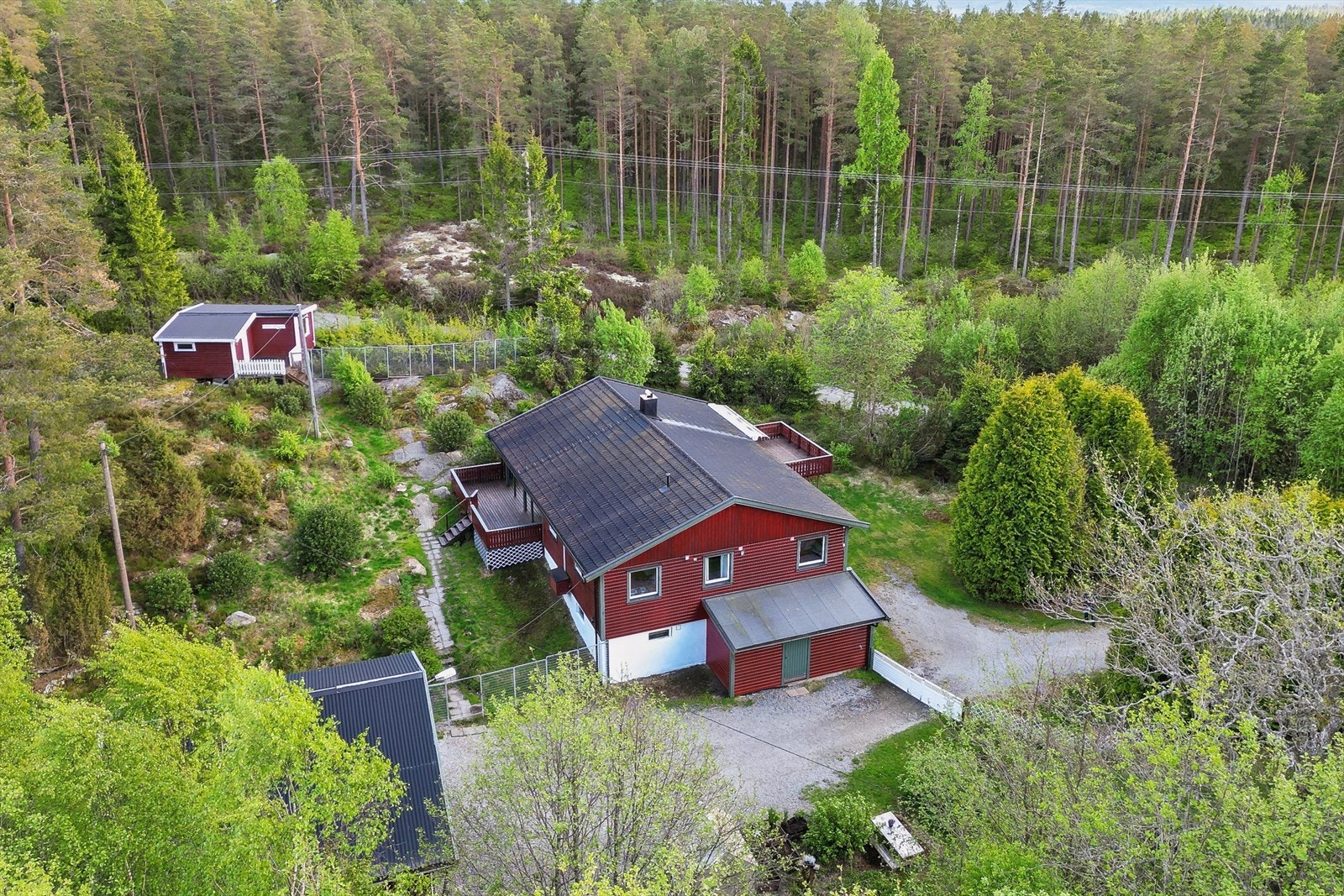 Her får du en usjenert enebolig på en stor eiertomt på over 5,3 mål, med skogen som nærmeste nabo. Galleribilde