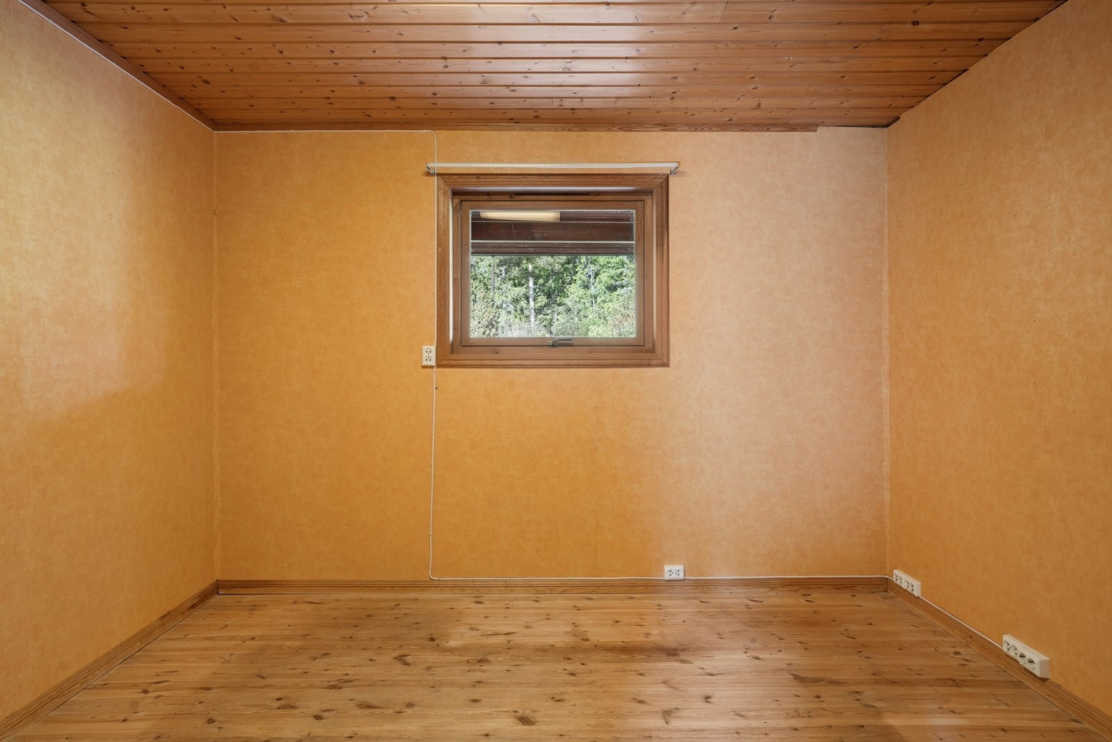 Det andre soverommet har furugulv og panel i himlingen. Galleribilde