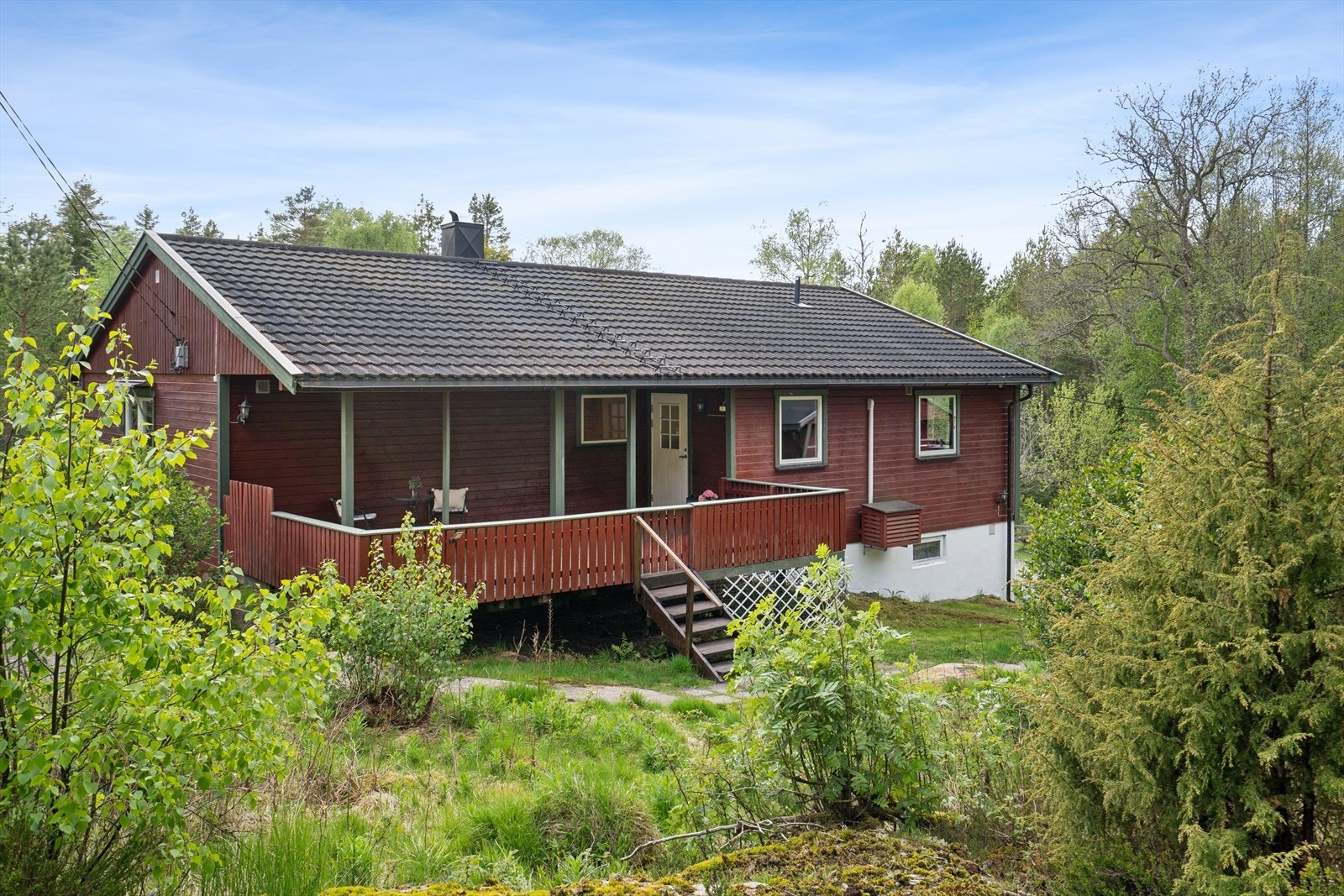 Eiendommen ligger landlig og fredelig til i Tveitåsen i Svinndal, hvor hverdagen preges av stillhet og et rikt dyreliv. Galleribilde
