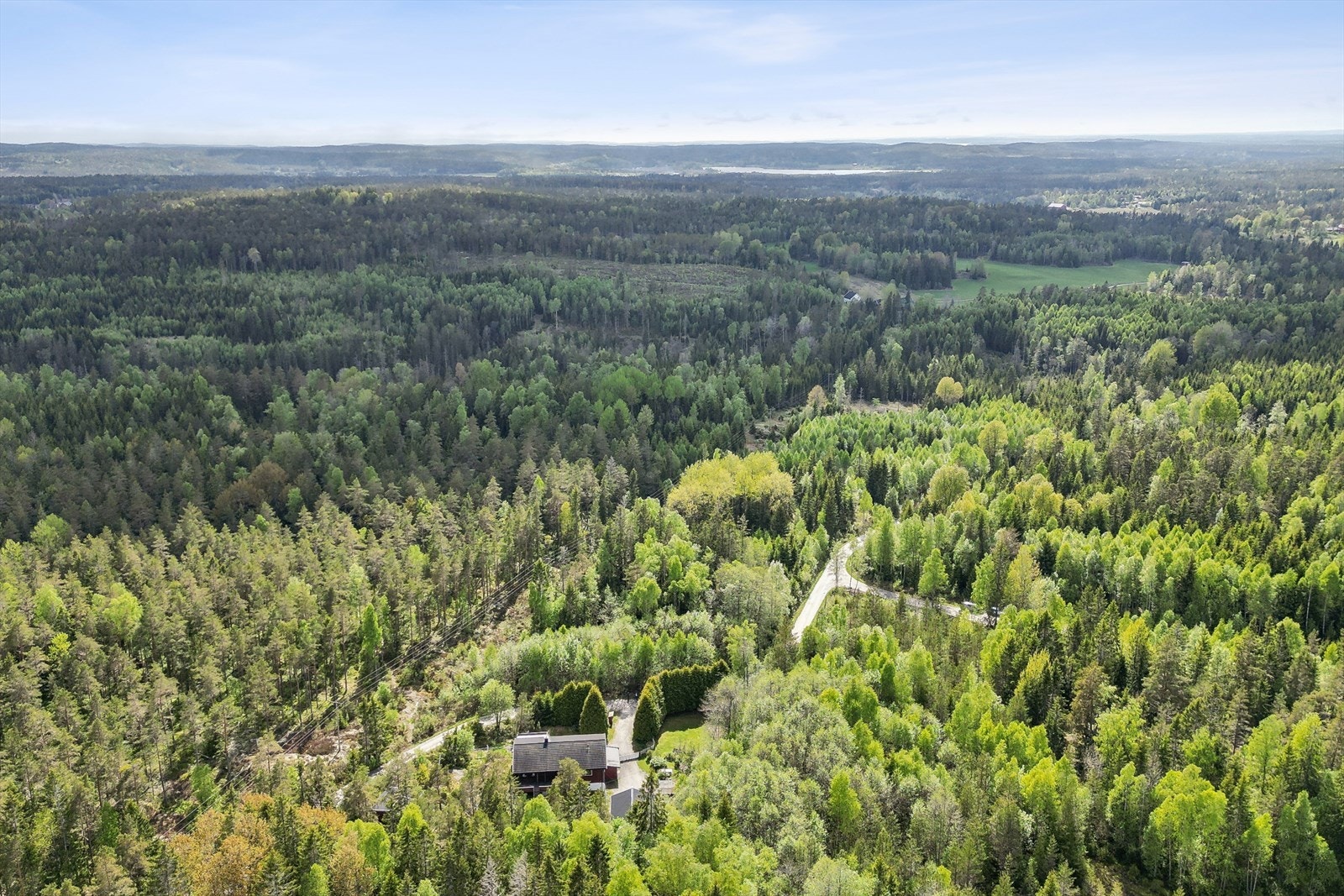 Selv om beliggenheten er tilbaketrukket, er det kun en kort kjøretur til Svinndal sentrum med butikk, barnehage og skole. Galleribilde