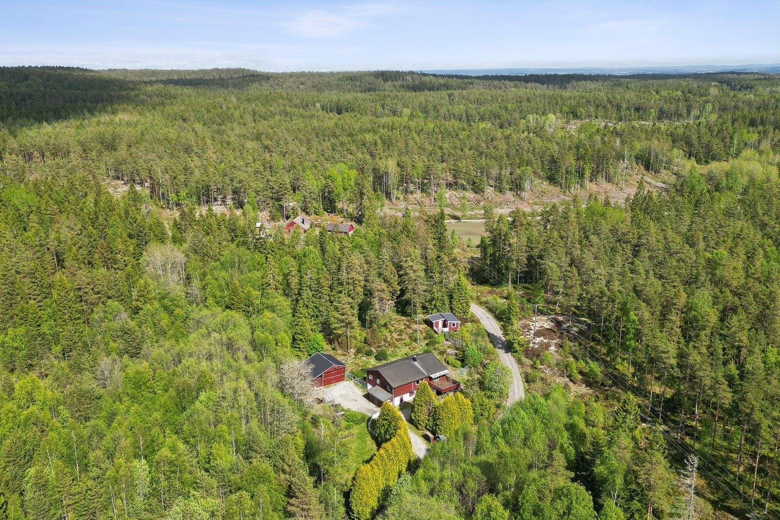 Den store tomten glir naturlig over i det omgivende landskapet, og gir rikelig med plass og privatliv. Galleribilde