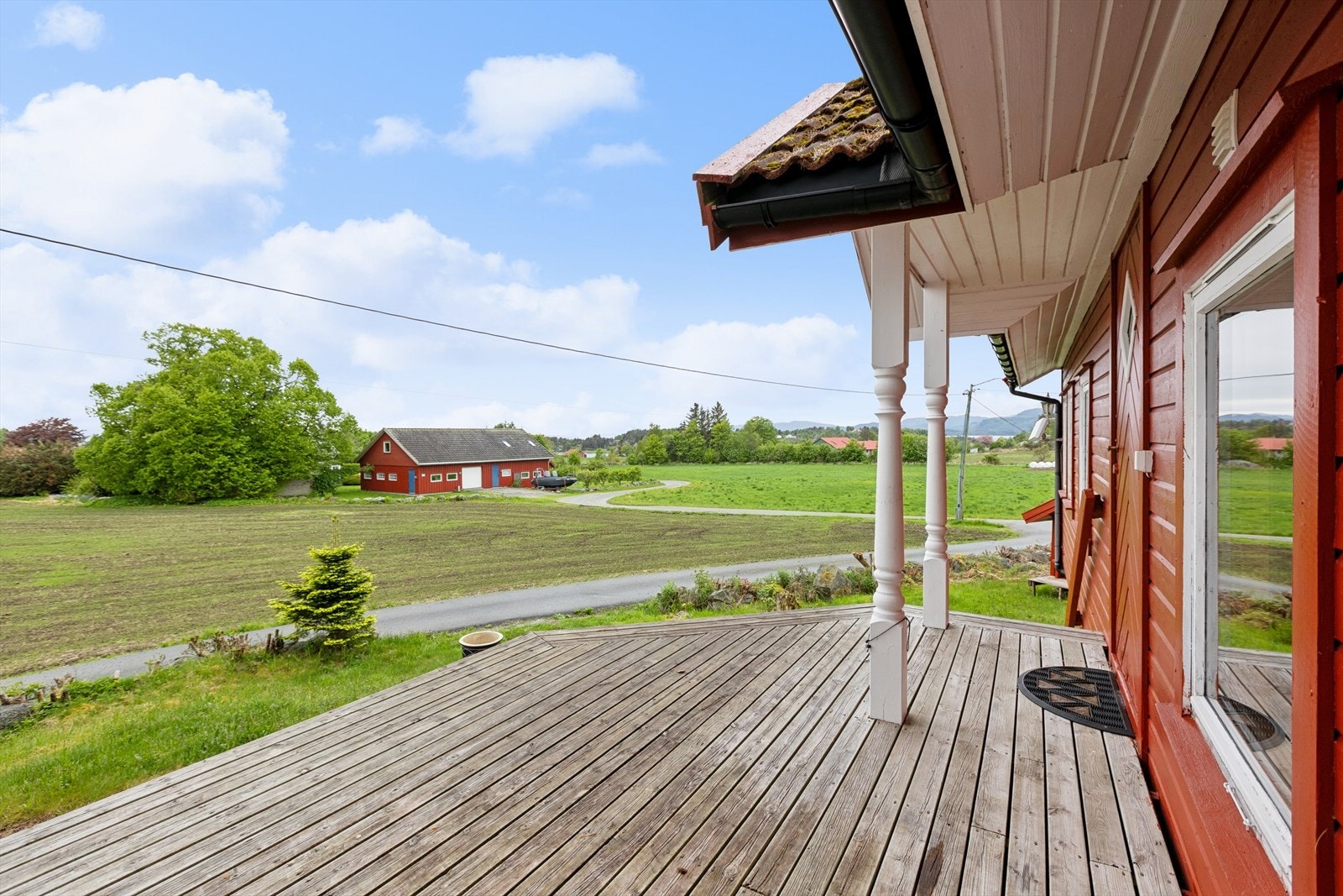 Ved inngangspartiet er det en terrasseplatting på ca. 14 m². Galleribilde