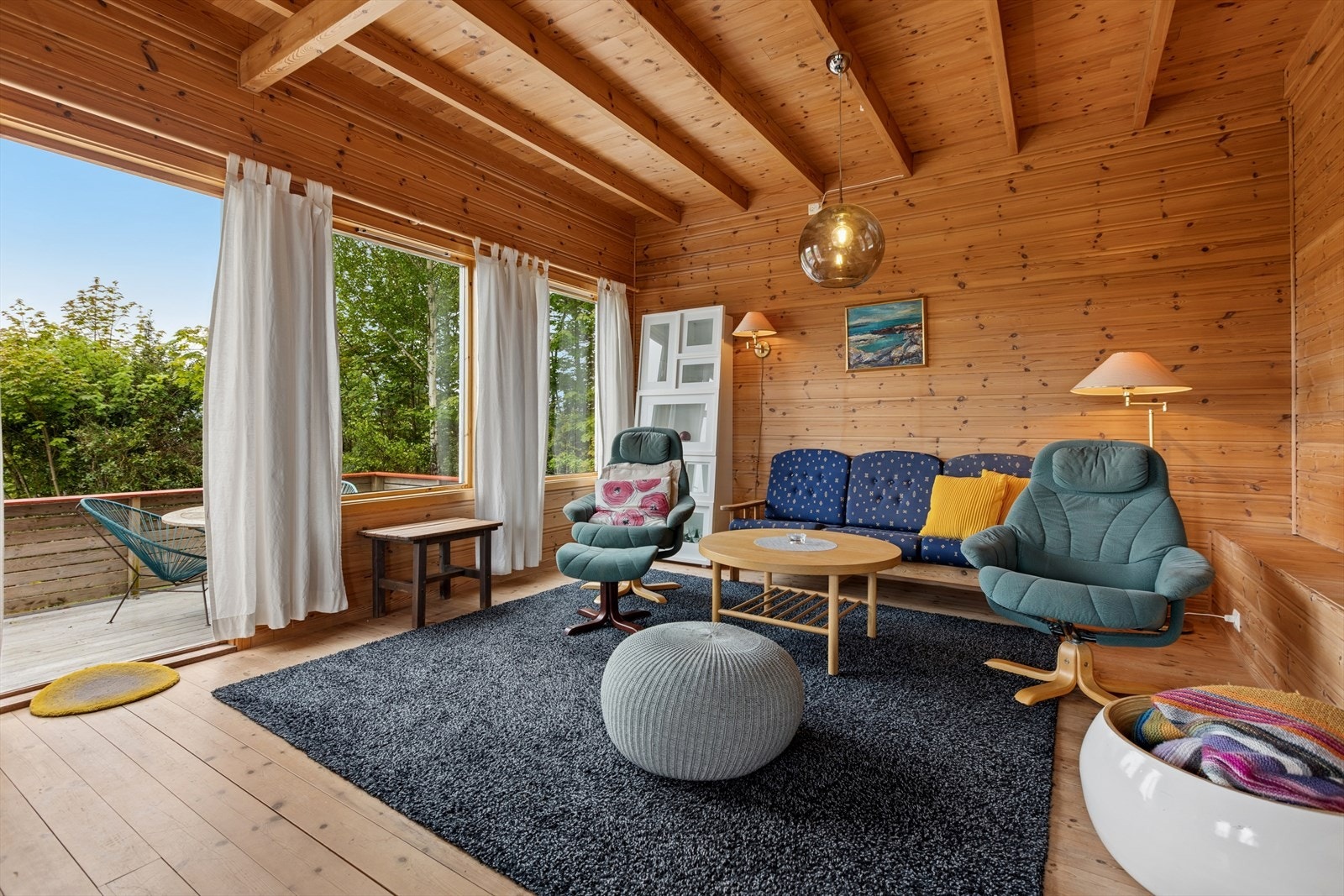 Fra stuen er det direkte utgang til en terrasse på ca. 16 m². Galleribilde