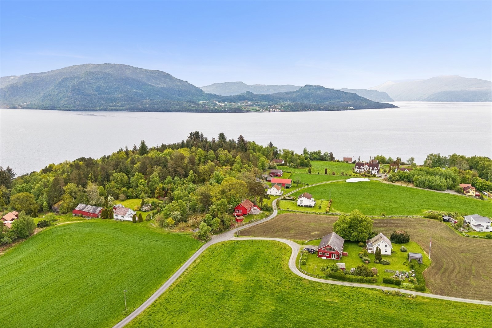Eiendommen ligger i et landlig og åpent landskap, med kun 200 meter til sjøen. Galleribilde