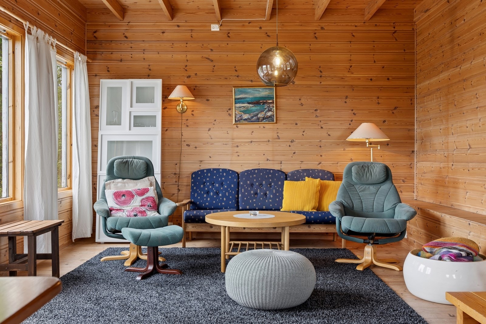 Gjennomgående trepanel på vegger og i tak gir en klassisk og lun hyttestemning. Galleribilde