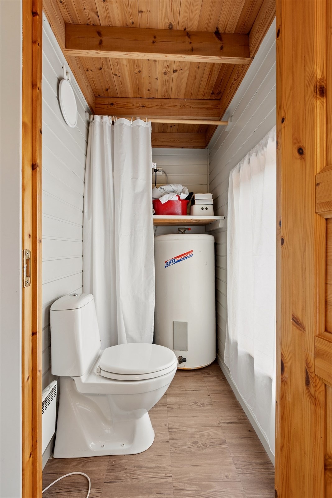 Separat toalettrom med adkomst fra badet. Rommet huser også to varmtvannsberedere fra 1995 og 2015. Galleribilde