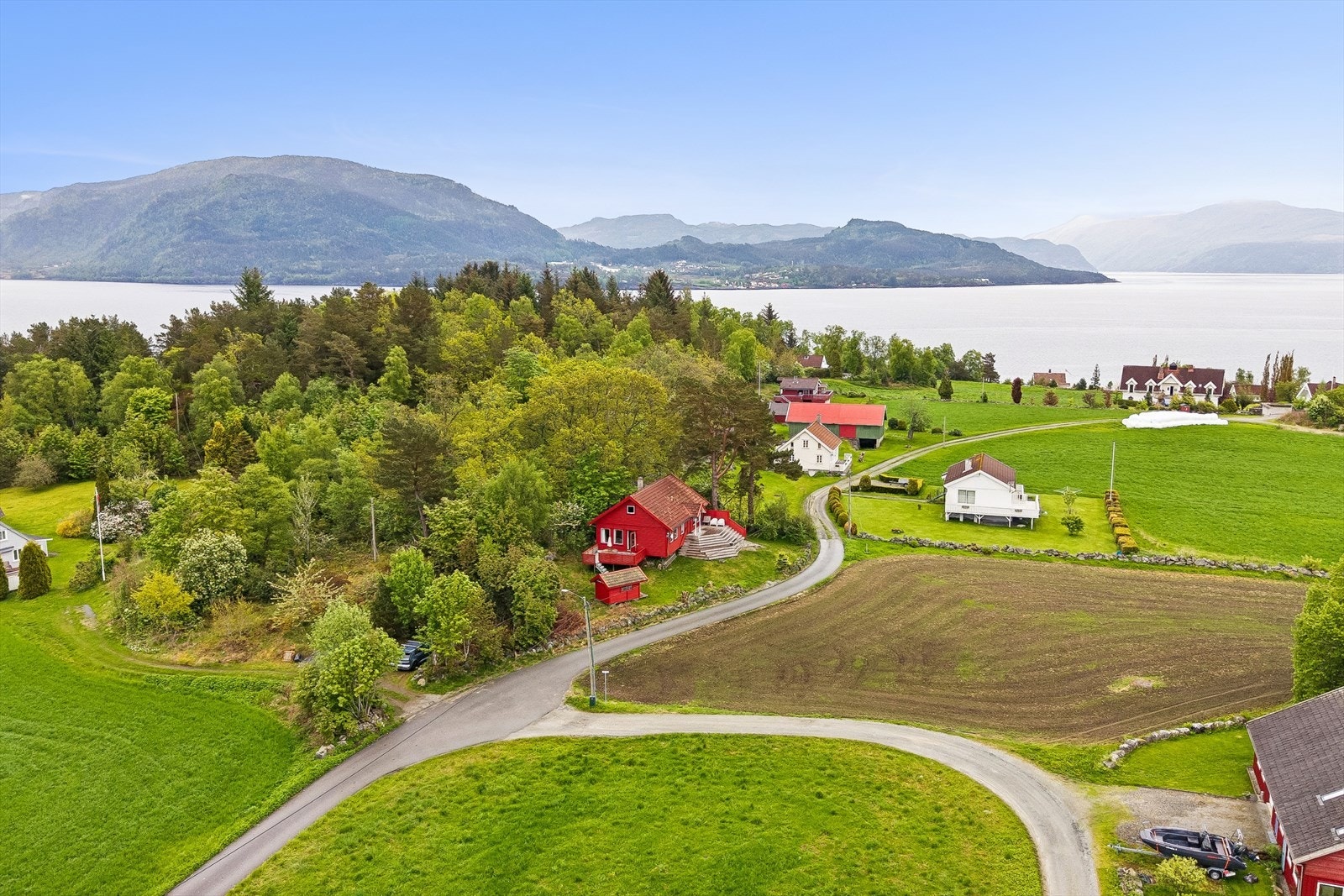 Fra eiendommen er det kort vei til sjøen og fine turområder. Galleribilde