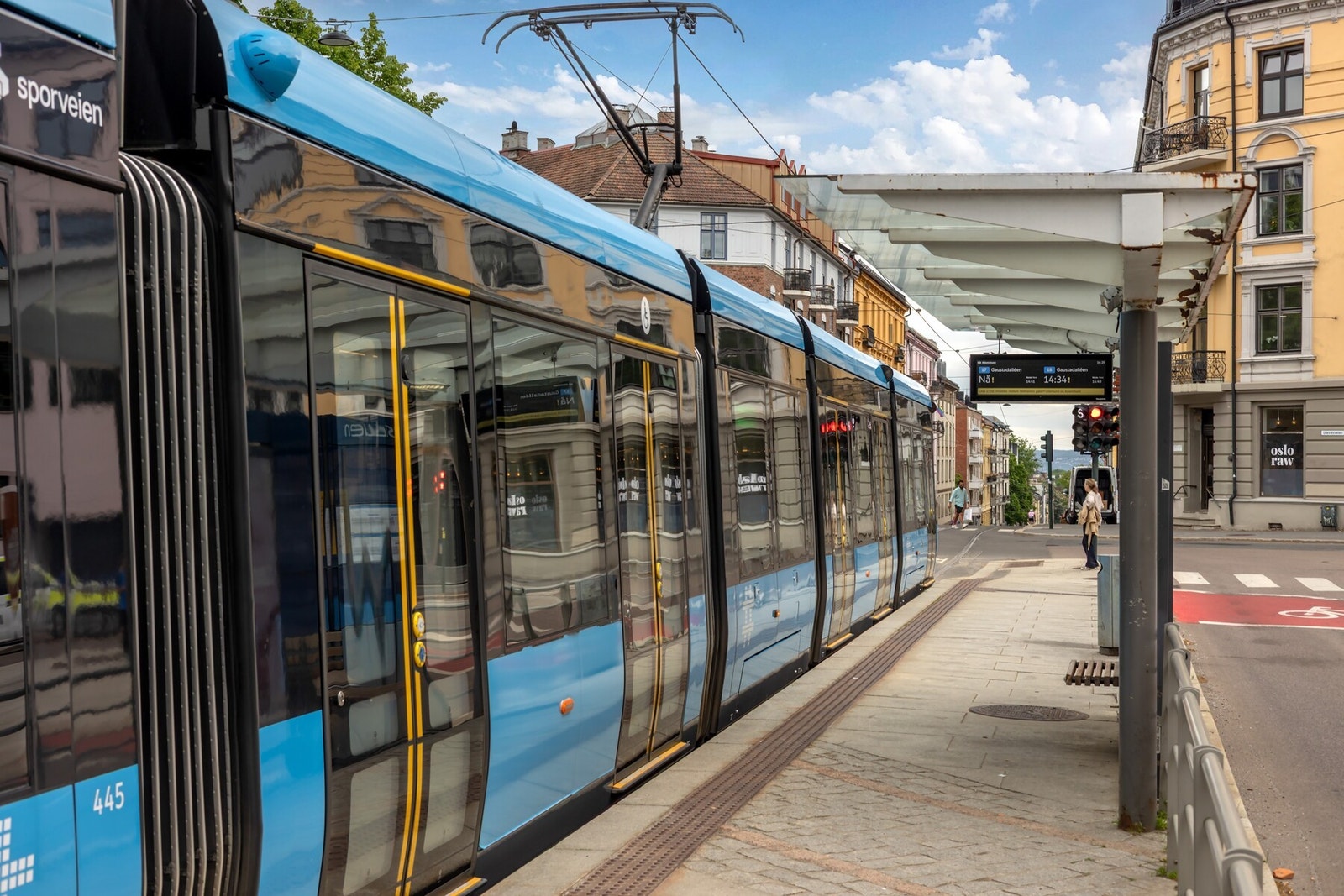 To minutters gange fra boligen ligger torget på Adamstuen - Herfra er det trikk- og bussforbindelse, dagligvareforretning, kaféer og sushirestauranter Galleribilde