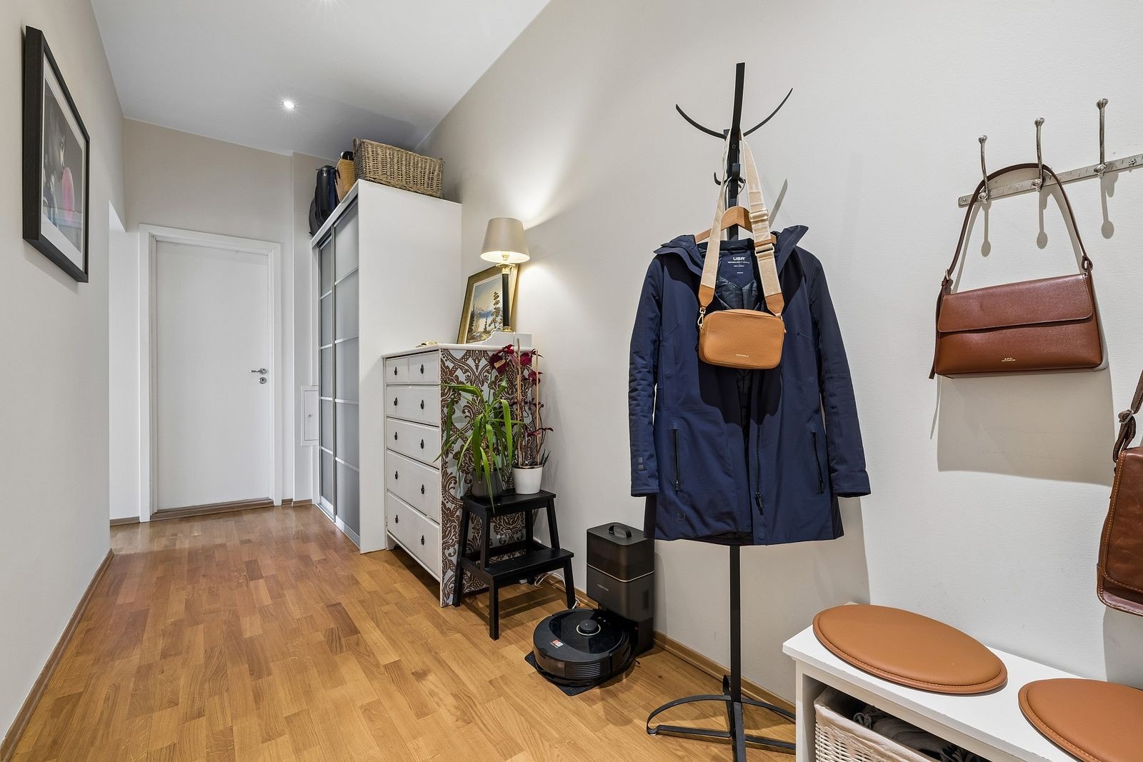 Velkommen inn! Entre med god plass til oppheng av klær og sko Galleribilde