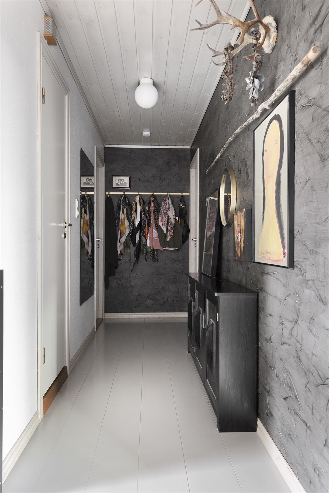 Gangen i hovedetasjen har overflater med panel og tapet. Galleribilde