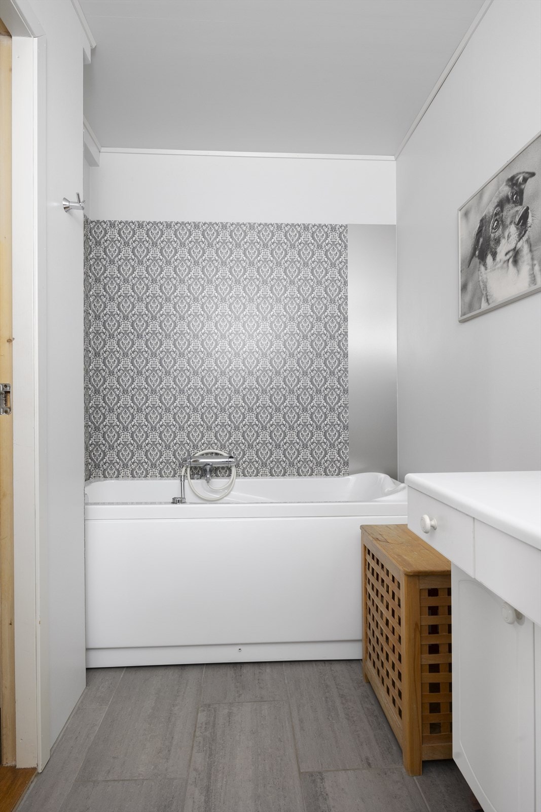 Badet i underetasjen ble oppgradert i 2005 og er innredet med badekar, toalett og servant. Galleribilde