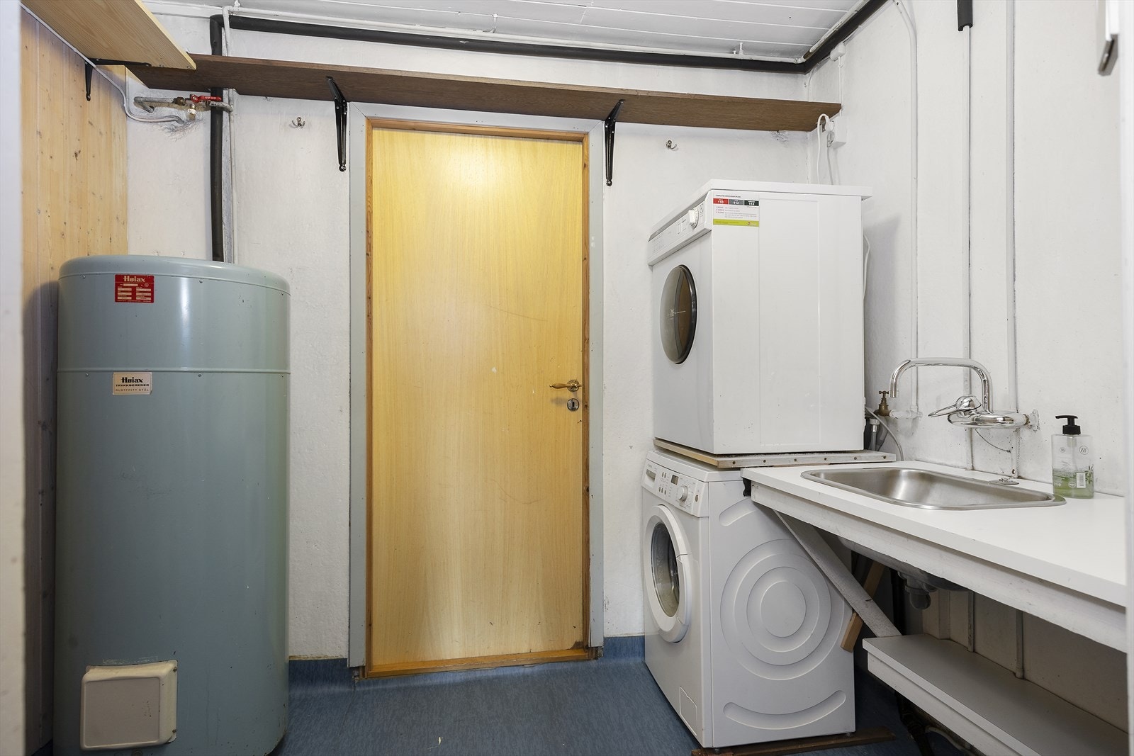 Praktisk vaskerom i underetasjen med skyllekar og opplegg for vaskemaskin. Galleribilde