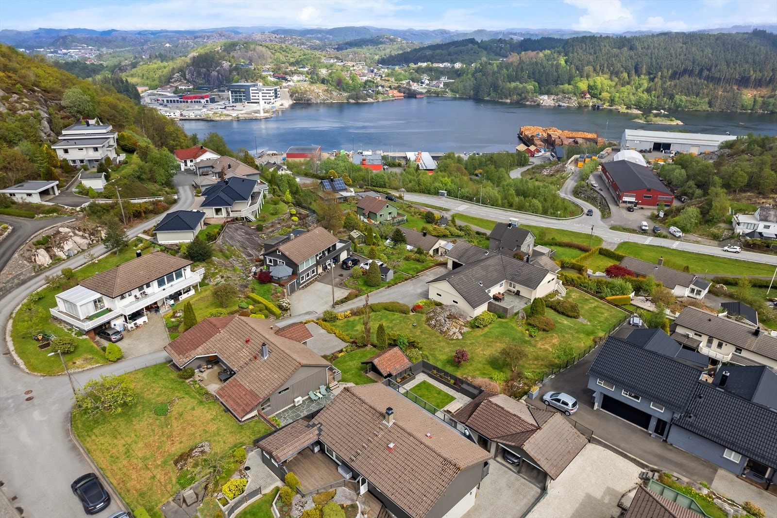 Det er kort vei til både Eigerøy skole og idrettsanlegg i Hålå. Galleribilde