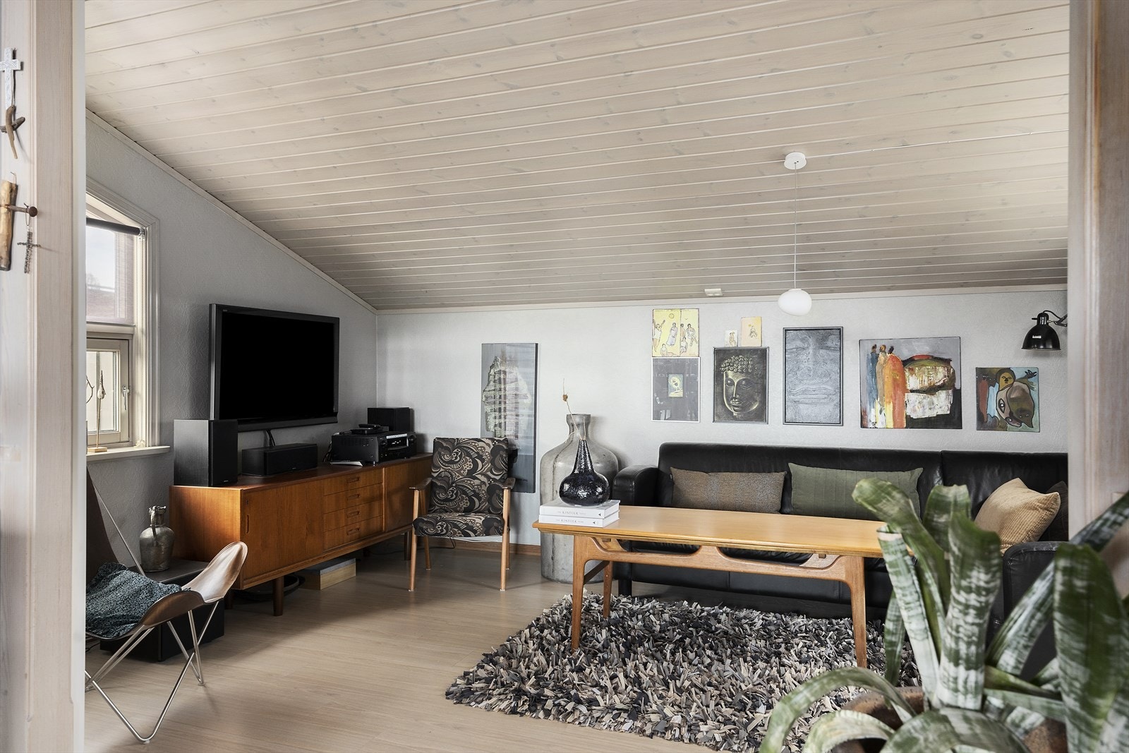 En separat TV-stue gir ekstra rom for familien og fleksible bruksmuligheter. Galleribilde